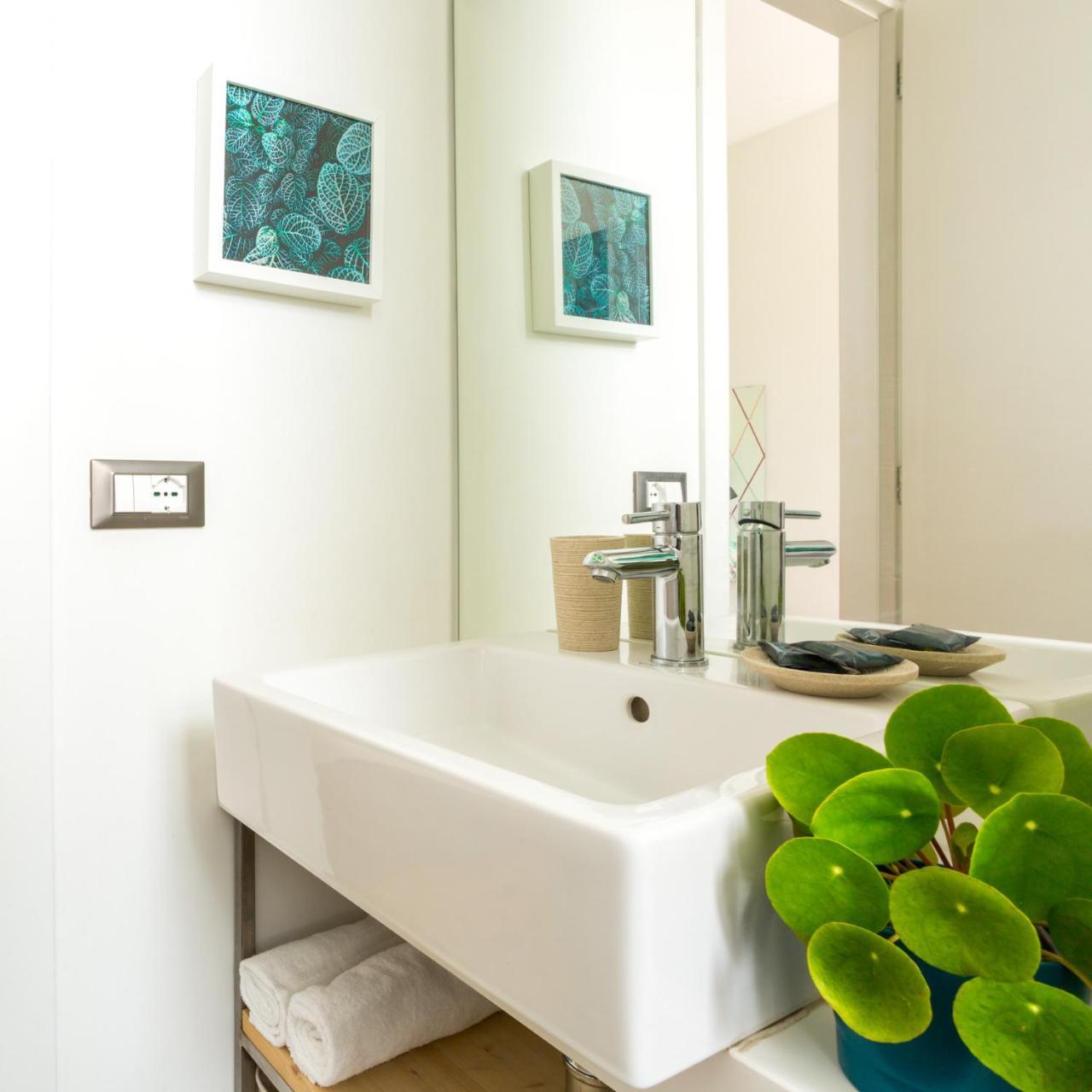 Duomo Views, Light, Jungle-Inspired Studio With Terrace Milan Extérieur photo